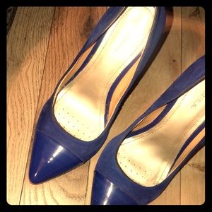Blue pumps